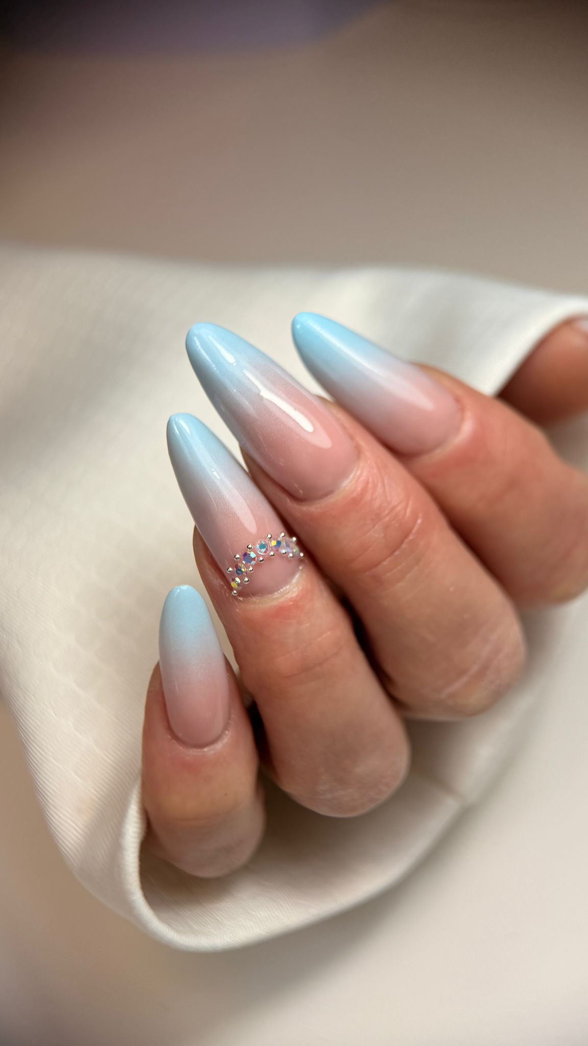 Długie paznokcie migdałki z błękitno-białym ombre