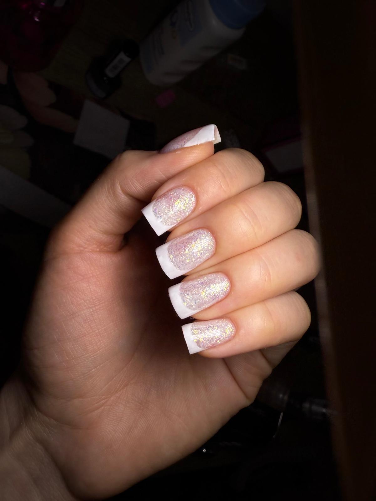 Klasyczny biały french manicure na długich kwadratowych paznokciach