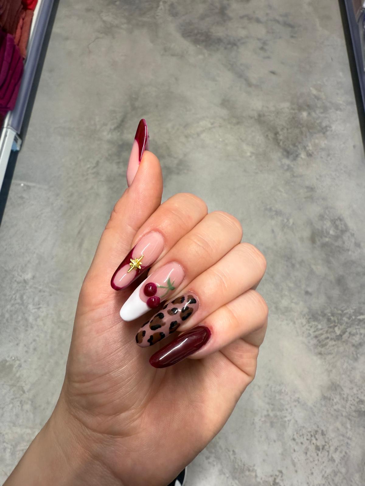 Bordowy manicure z motywem panterki i frenchem na migdałkach